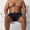 Kit 5 Cuecas Boxer Plus Size preta - vista frontal sentado