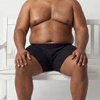 Kit 5 Cuecas Boxer Plus Size preta - vista frontal sentado